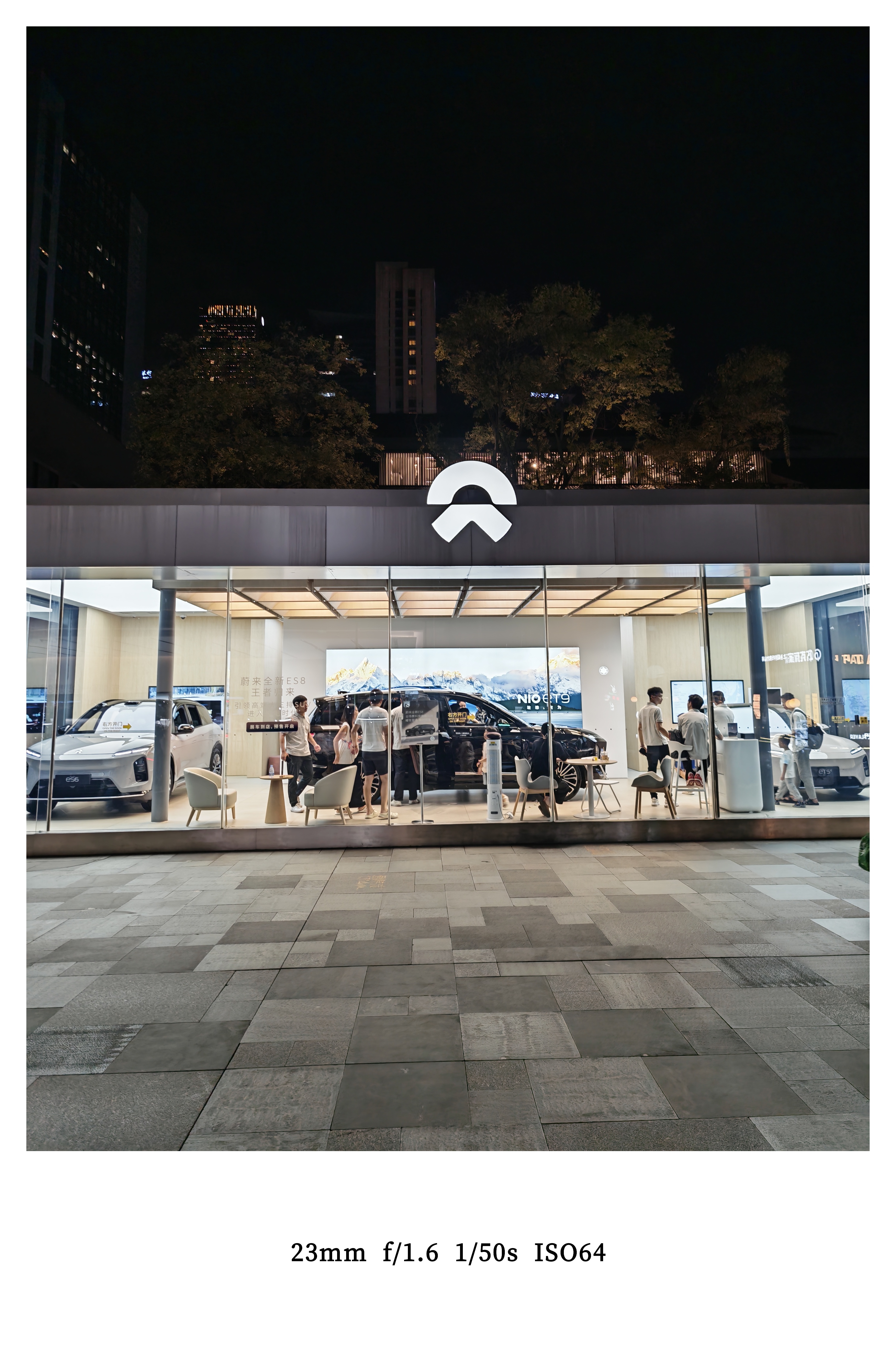 蔚来新ES8真的是好起来了刚落过一家不大的门店人流量明显比之前大很多其中一大半都