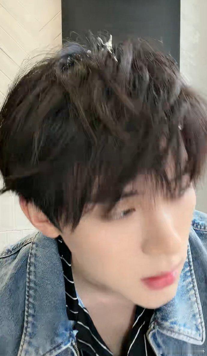 周翊然胖15斤又瘦10斤 属实是有点东西！直播坦言假期放纵胖15斤，近期火速瘦1