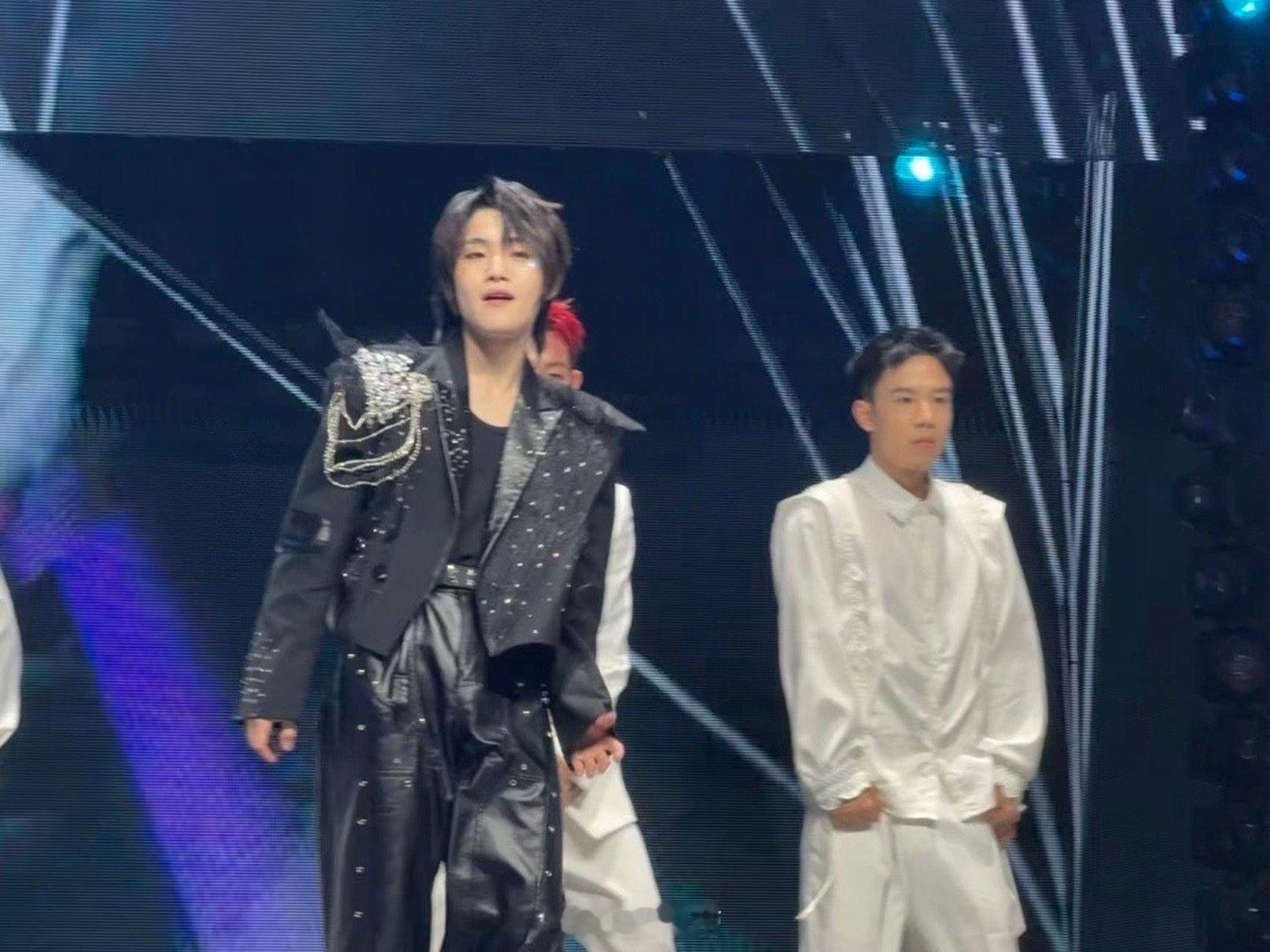  司马光梅尼耶同台热舞 散场时还听见有人讨论“司马光的腰力可以啊”，确实，能跟着