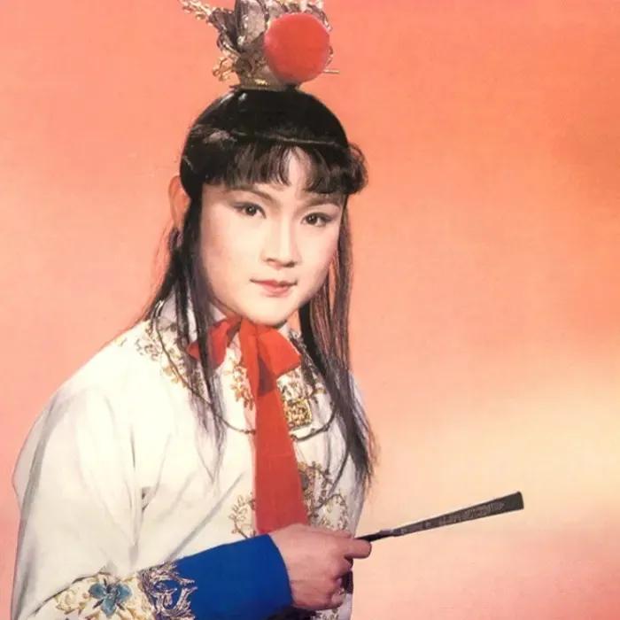 《红楼梦》描写宝玉的外貌特征贯面如中秋之月，色如春晓之花，也就是说宝玉的脸型应该