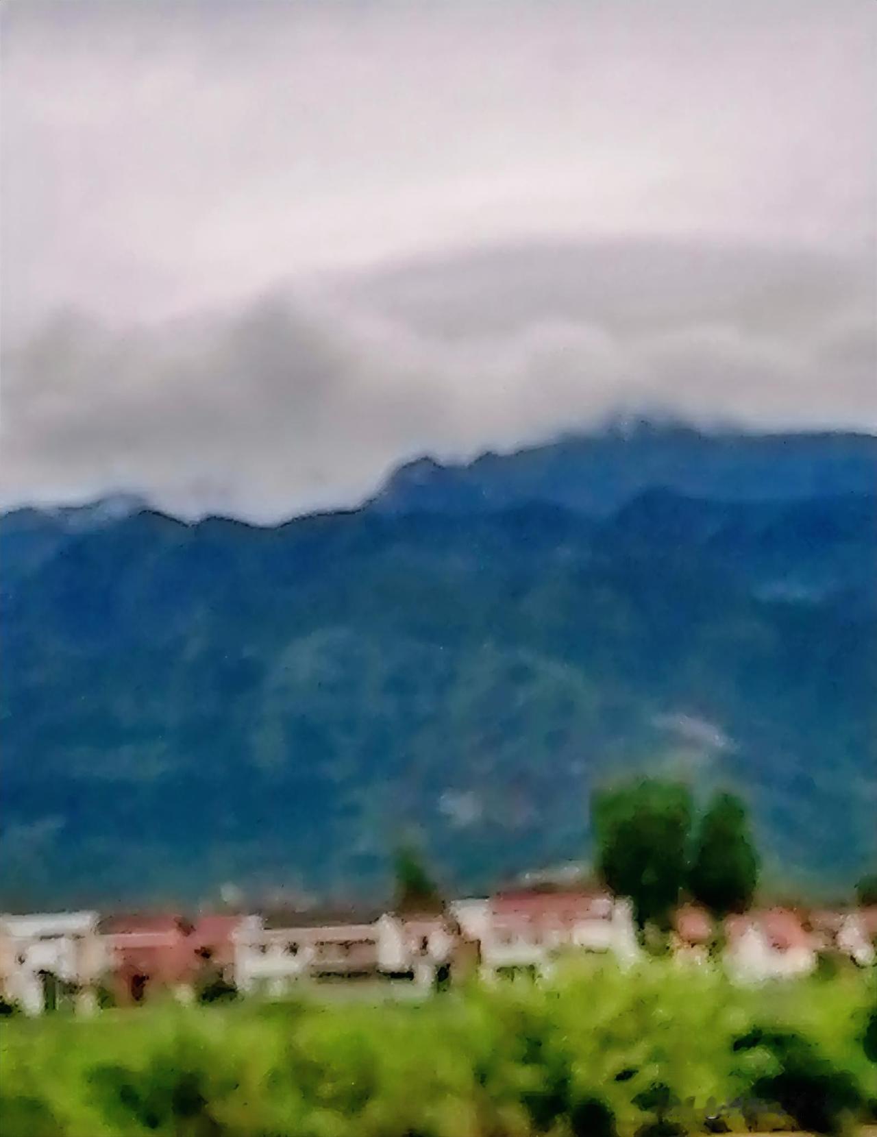 《大美秦岭：雨过天晴，秦岭南麓青山蔚蓝。（李林6月22日摄于汉中城固）》