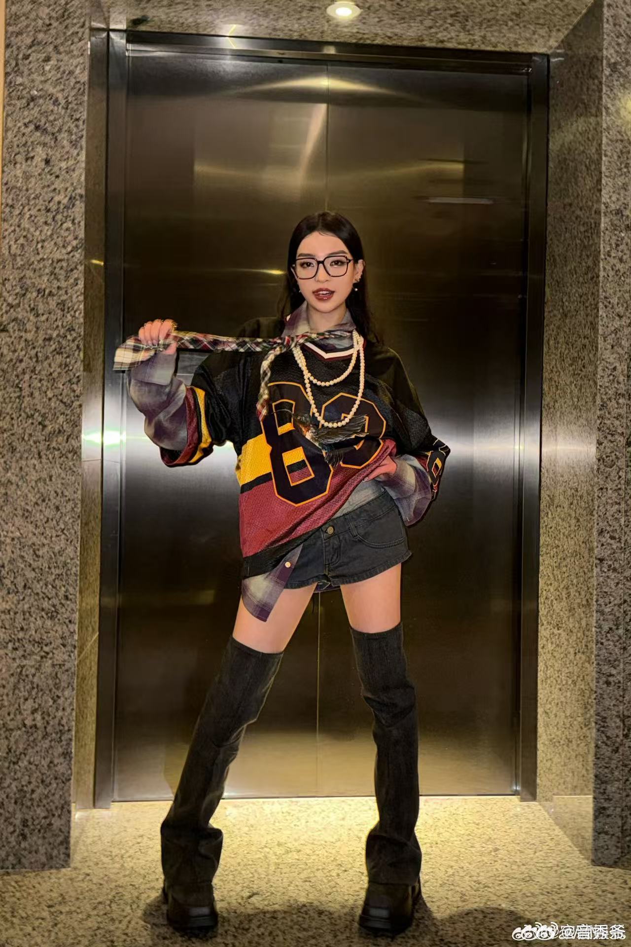 VaVa用新专辑与自己和解听完新专辑才读懂她背后的故事，十五岁离家独自在外漂泊，