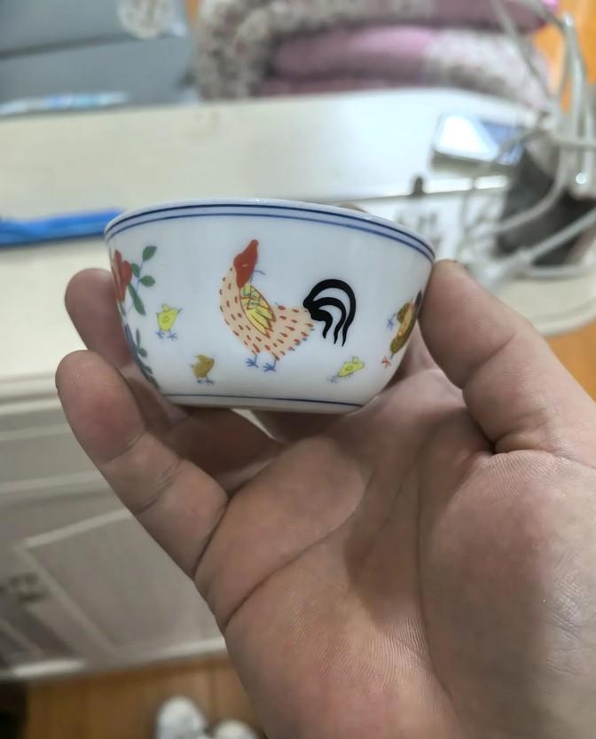 这东西是从家里的犄角旮旯翻出来的，大伙儿给估估价，能值个几十万不？

素材来自网