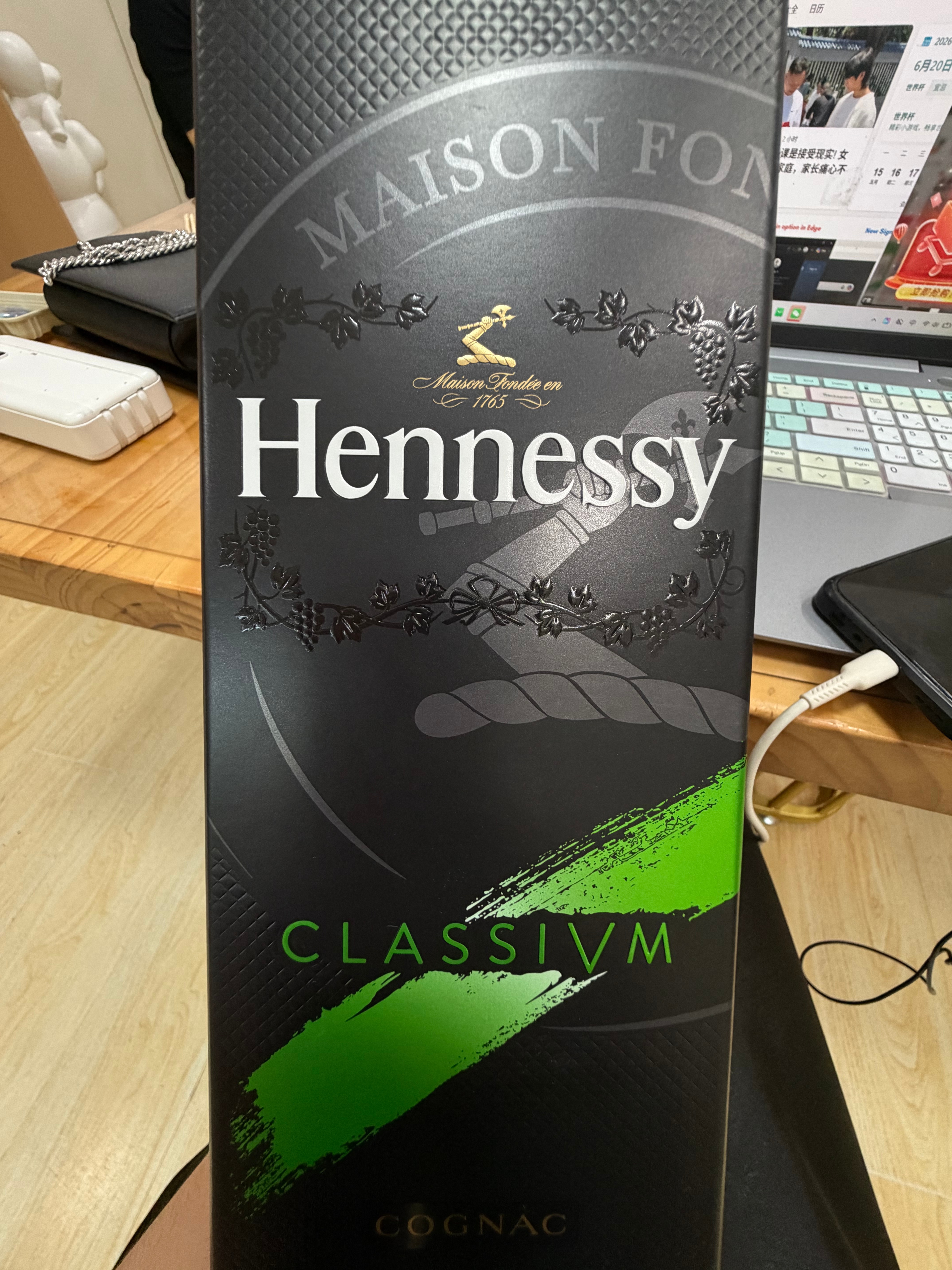 好喝好喝边工作边喝酒 更有劲儿了 