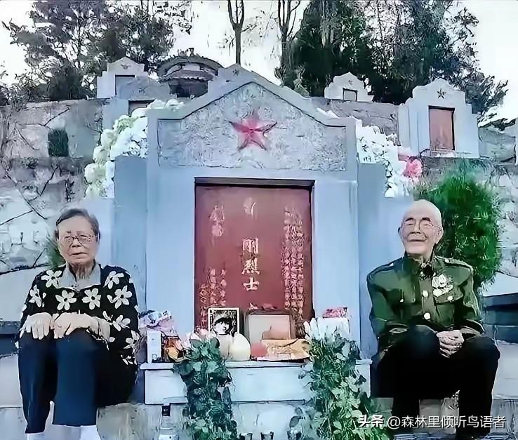 泪目了！2022年，两位老人感觉去日无多，趁有生之年千里迢迢来到儿子的墓前，他们