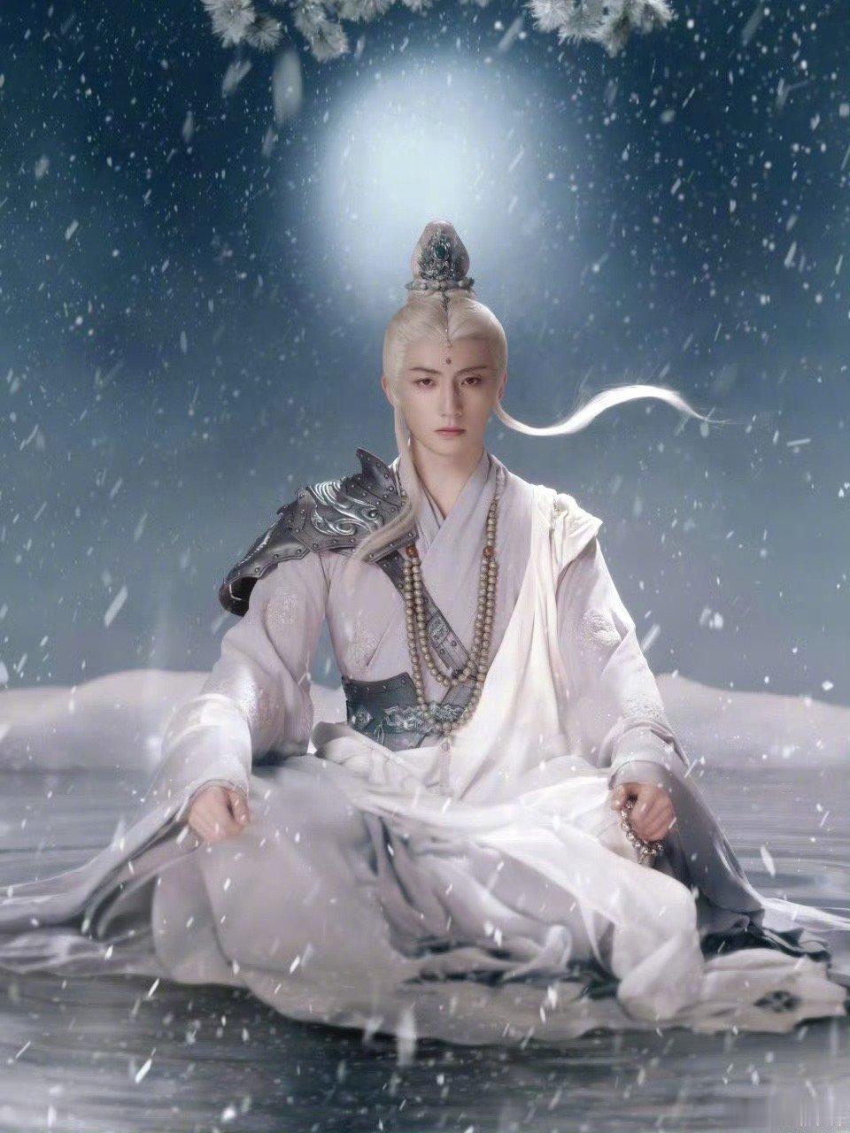 杨仕泽一款很新的男菩萨 杨仕泽最新生日角色写真太超过，完全没认出来，隔着屏幕都能