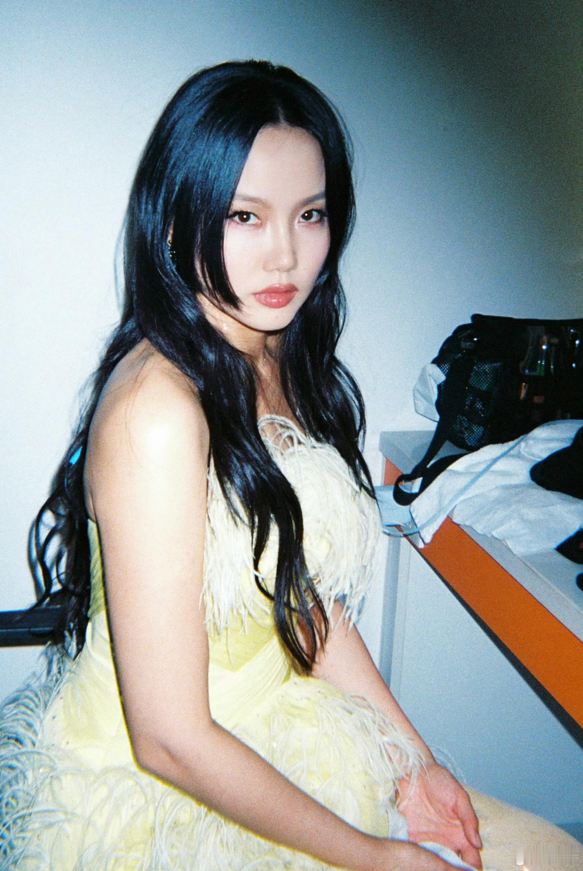 黄龄的胶片照好漂亮啊，一眼就是她的风格，精灵自由娇媚，期待她在的舞台~