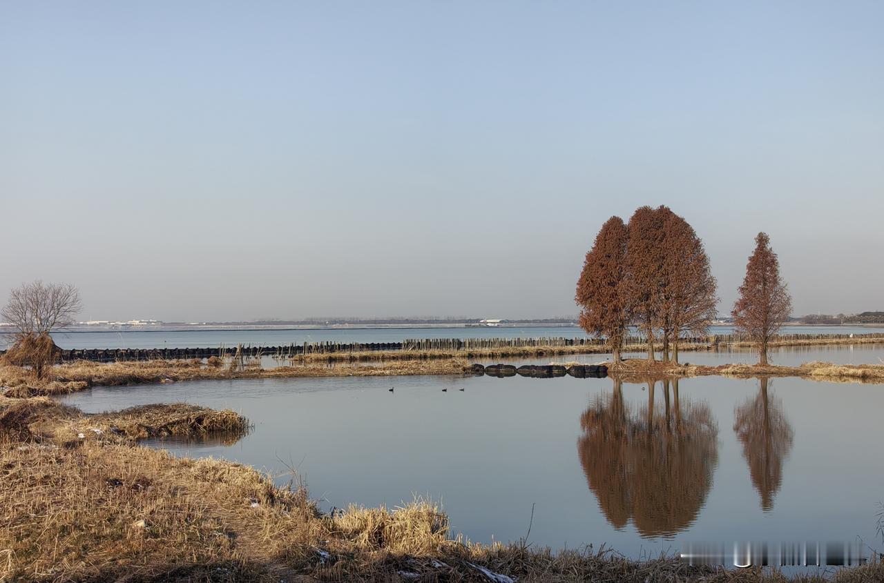 一大早就出发，今天准备去徒步。选的是湖光山色间的盘山公路，坐公交车到中华孝道园后
