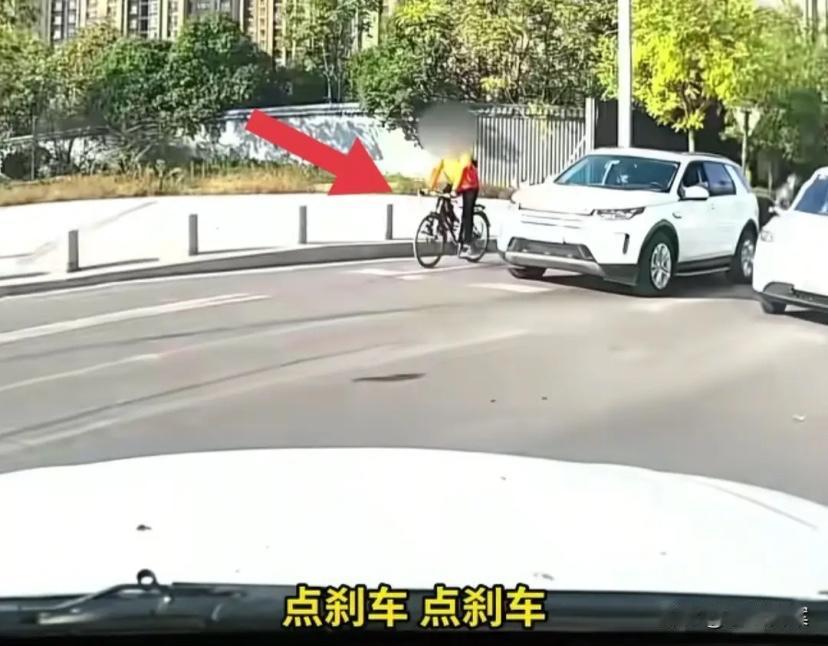 我觉得应该禁止女人开车！
女子把老公的话当耳旁风，撞死骑行男子
这哪是在开车，分