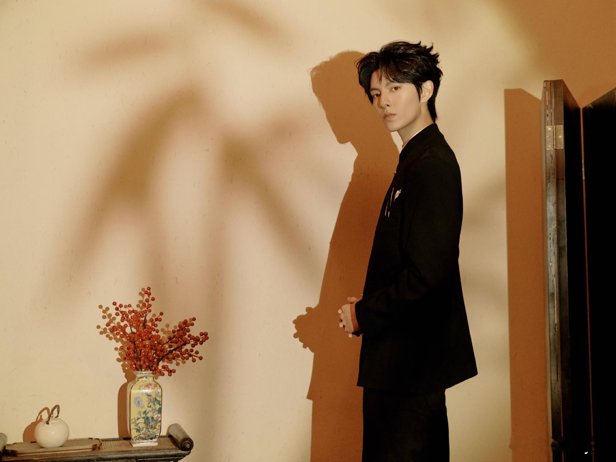 春晚小品这个帅哥是谁短剧上春晚了短剧好不好笑先放一边，我直接在春晚舞台挖到宝藏帅