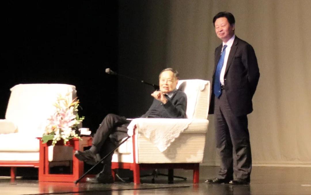 杨振宁先生千古！2019年来国科大开过讲座
2019年杨院士来学校开讲座，当时还