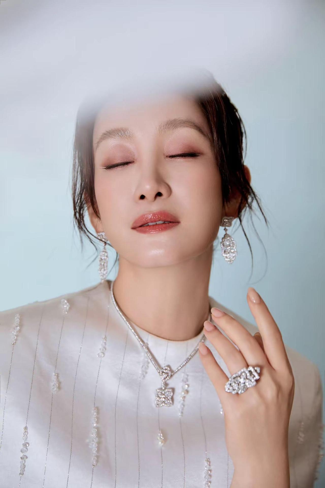 姐你真的太美啦！！！姐你迷死我得了😍秦海璐 优雅白裙女神 美爆了 电影奇遇夜