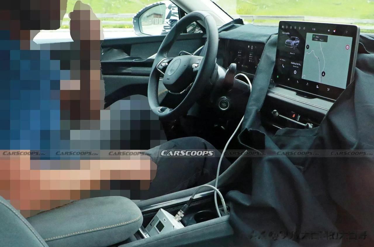 全新斯柯达柯迪亚克曝光，目测车身比现款长了非常多，设计。。走的斯柯达的家族风（个