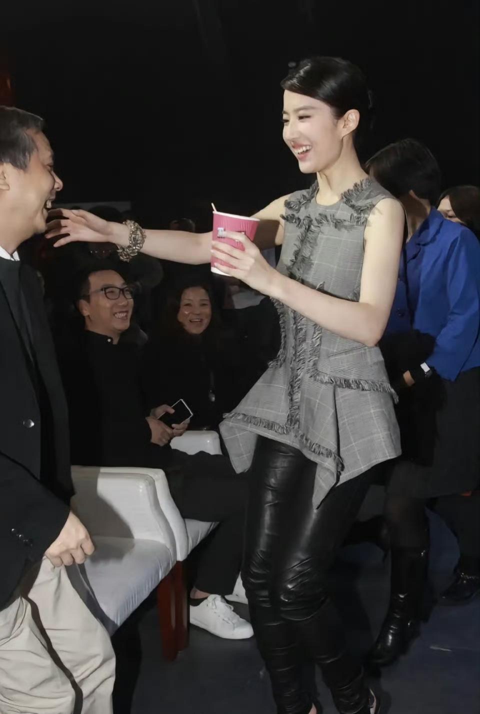 刘亦菲撒导演一身咖啡☕。