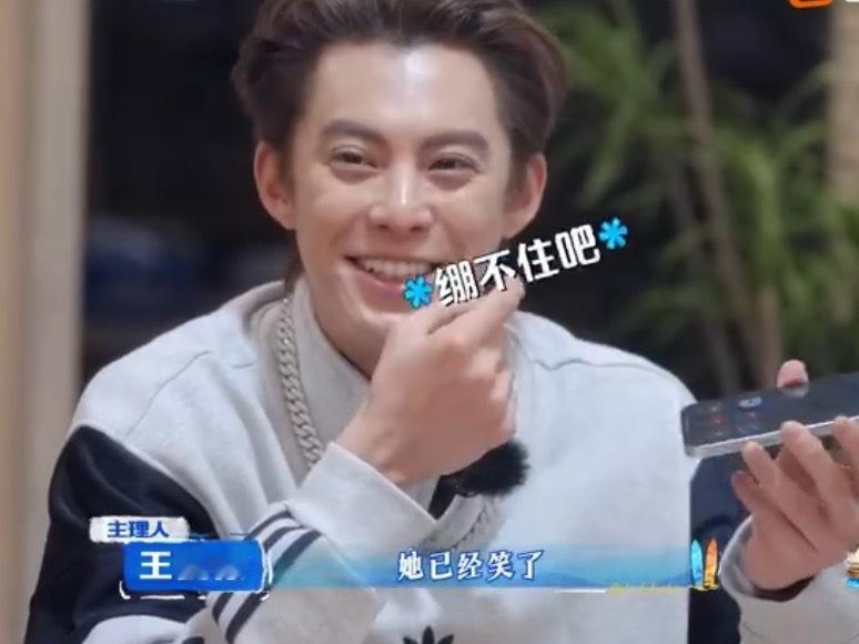 王鹤棣一秒认出白鹿王鹤棣白鹿还是太熟了，白鹿给亲爱的客栈用变声器打电话预定，王鹤