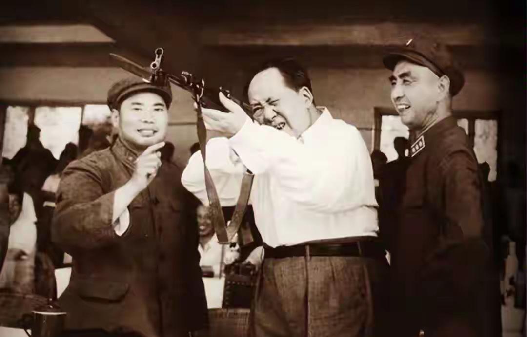 1960年5月，英国元帅蒙哥马利访华，北京军区司令员杨勇陪同参观。蒙哥马利挑战射