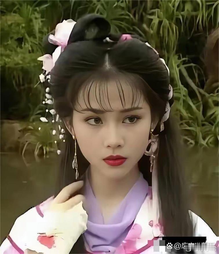 蔡少芬年轻时的美貌真是令人惊叹，她的颜值在那个没有滤镜和美颜的时代就已经非常出众