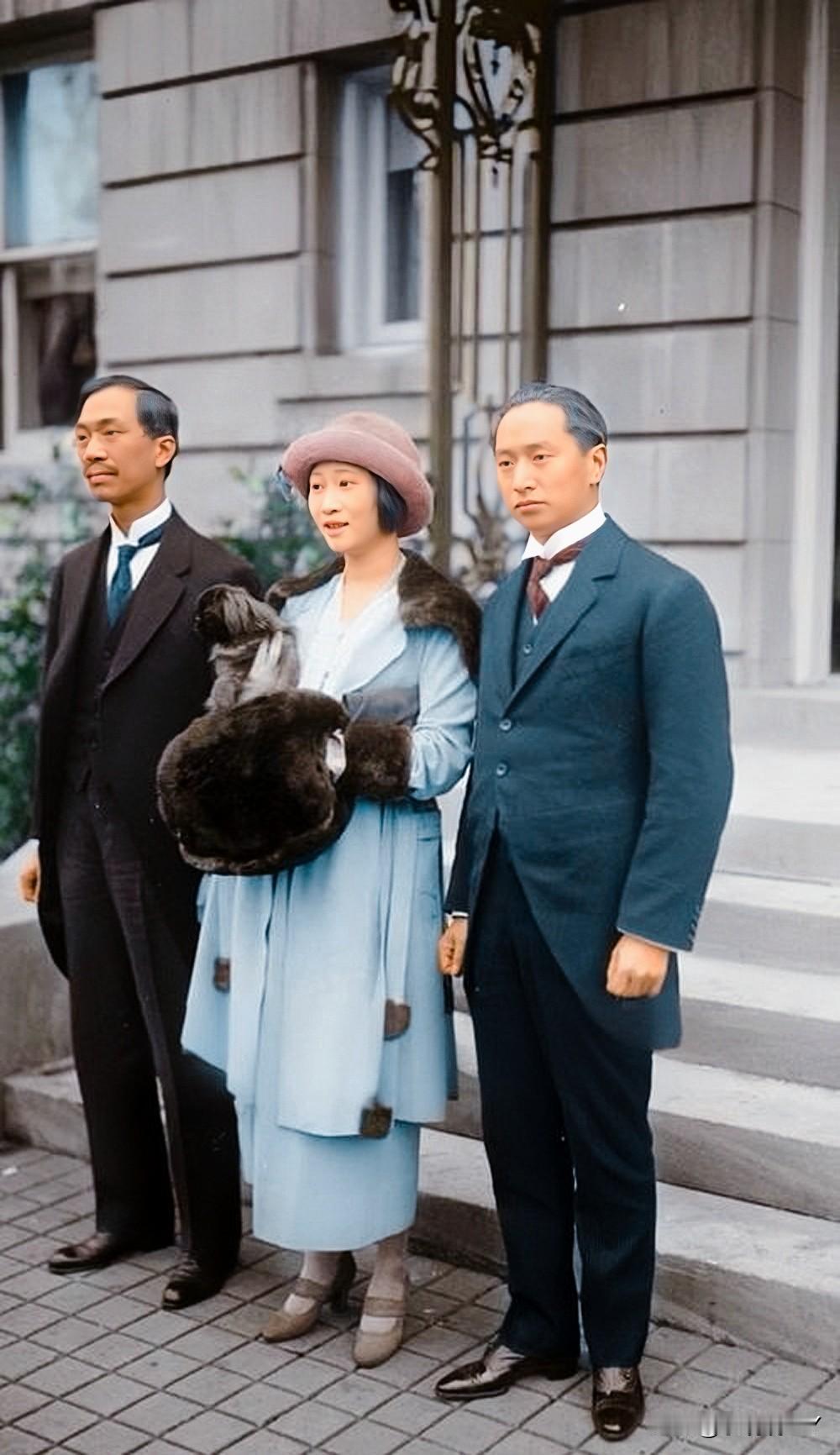 一九二二年，美国华盛顿，黄蕙兰与他的丈夫顾维钧及王宠惠的合影老照片。这可不是演员