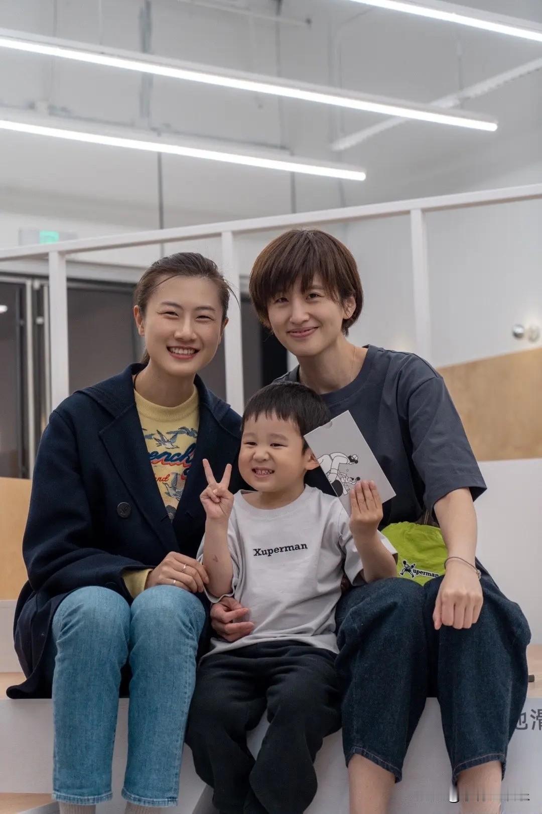 左边的是丁宁，右边的是谁啊？小孩子虎头虎脑真可爱，原来她是孩子的妈妈。[比心][
