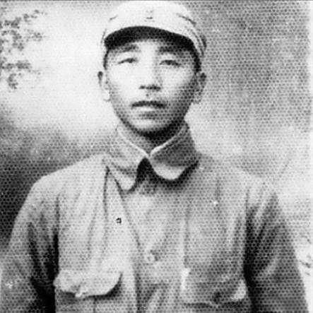 88年授衔，一位上将给秦基伟敬礼，秦基伟毫不在意：你快坐下来嘛。
 
1988年