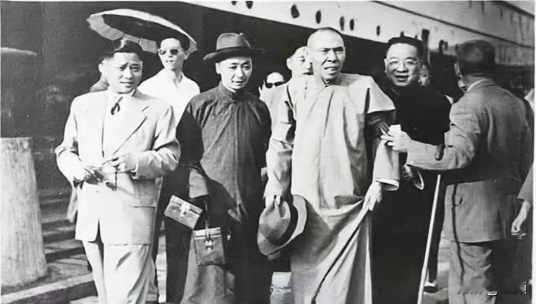 1949年5月，上海解放在即，杜月笙仓皇离沪。早年参与四一二反革命政变，他自知罪