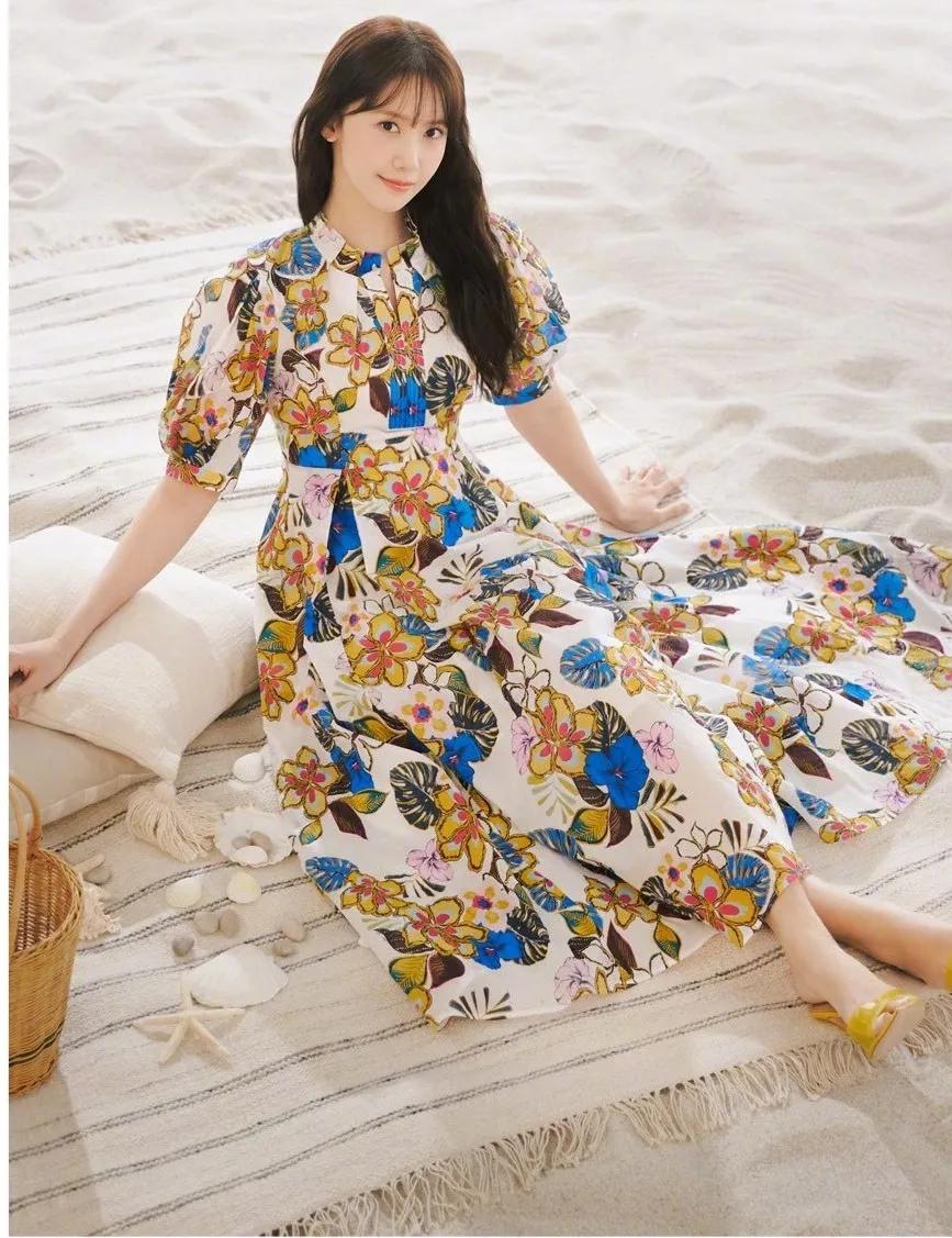 林允儿户外写真展现了她不同于舞台上的另一面，展现了她自然、清新的一面。
在这些照