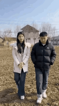 女的太主动了，刚相亲就上手不太合适吧，又不是很熟！[笑哭]