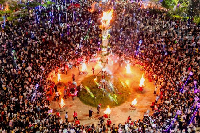 火还没点，红河先急了。

8月刚开头，金平、弥勒、个旧的火把节轮番登场，人潮从四