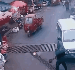 碰瓷的人，脸上虽然没有贴标签，但是仔细观察他们的行为举止，特征还是非常明显的，这