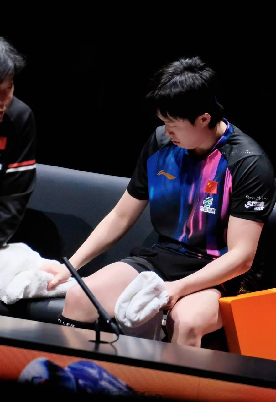 一擦之间见素养：王楚钦赛场暖心瞬间2025年12月10日的香港体育馆内，灯光聚焦