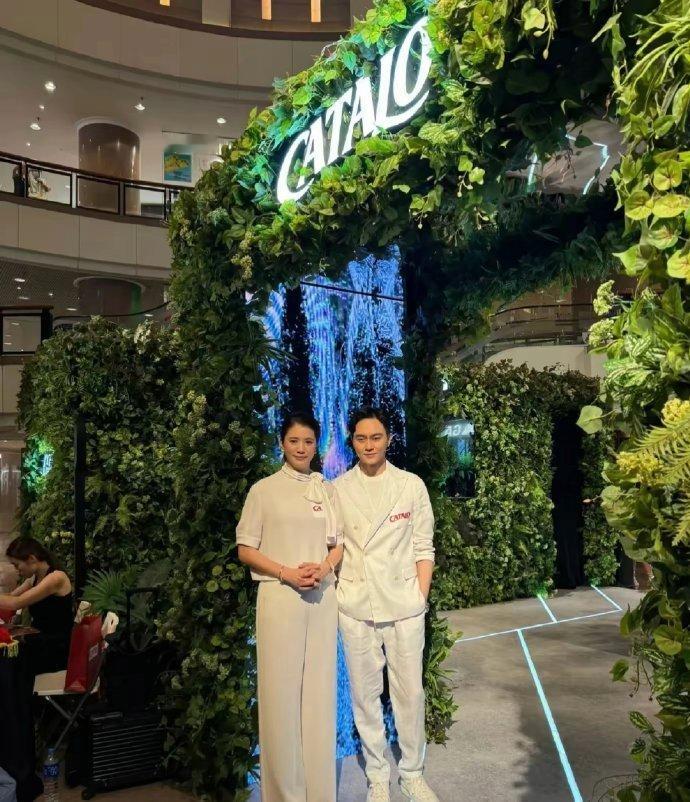 男人果真比女人抗老，袁咏仪老了，张智霖这老妖精还很年轻 ​​​