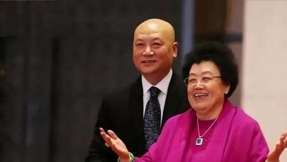 1990年，49岁的陈丽华嫁给了38岁的迟重瑞，新婚之夜，迟重瑞刚要熄灯，没想到