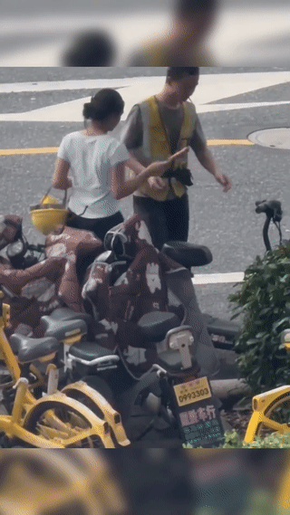 一对农民工夫妻刚刚下班，正准备骑车回家。
天气炎热，妻子买了一根雪糕，不过她并没