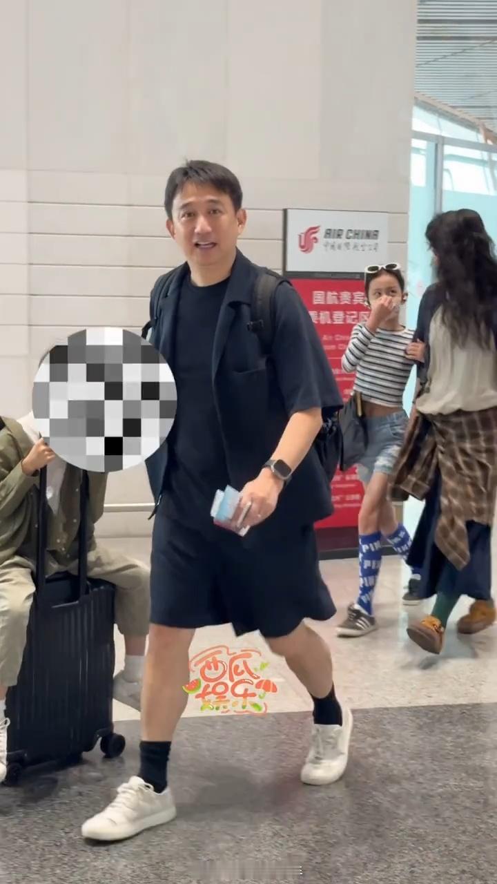 黄磊孙莉带儿女出行黄磊11岁女儿身高黄磊孙莉一家出国旅游了 ​​​