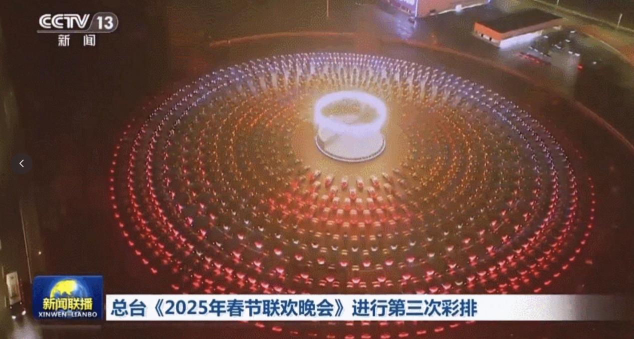 今天赛力斯张兴海发布新年祝福，在送上满满祝福后，还特意提醒大家关注春晚和问界M9