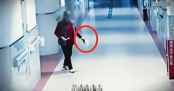 老人随手一个小动作，换来11万的巨额赔偿？

事情是这样的

女子李某在医院侍候