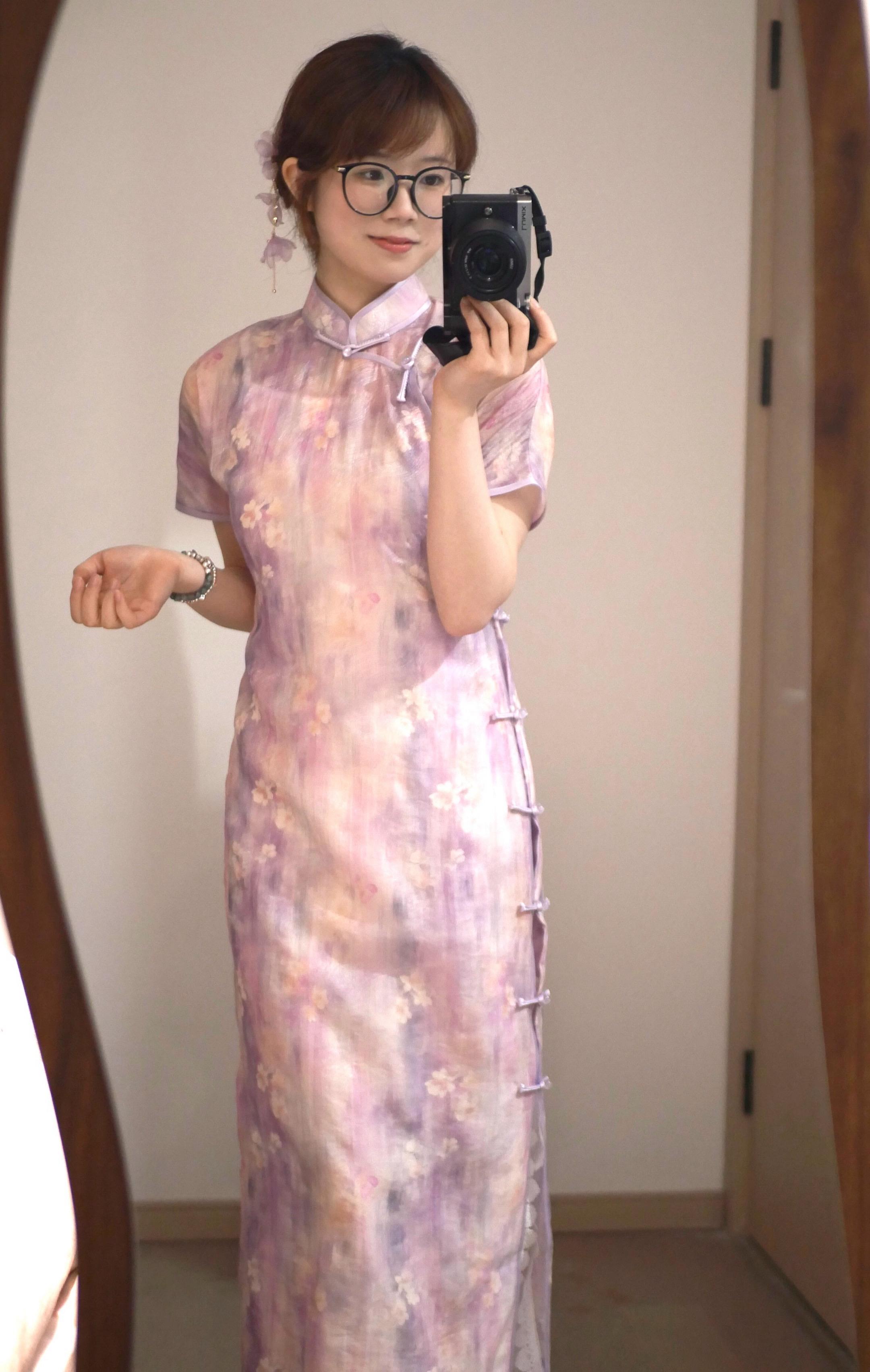 不愧是古法旗袍^^虽然不那么修身，但是一上身就给人一种古典优雅的感觉～...