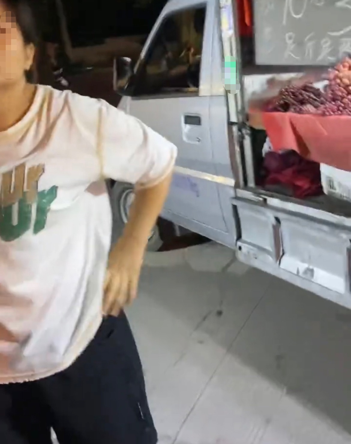【玉林江南路女子停电车占位摆摊引发争执】8月16日晚，网友爆料称：玉林市江南路南
