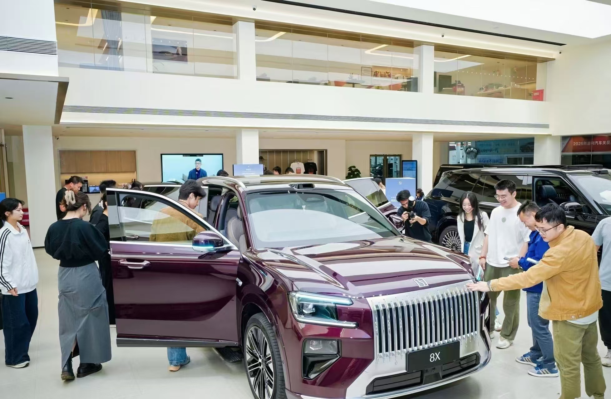 很有意思的一个细节：很多带娃来的家庭用户，对后排空间、座椅舒适度和底盘滤震的关注