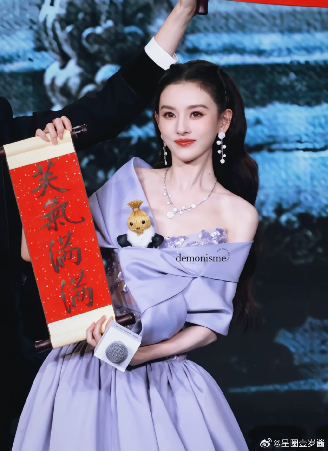宋祖儿躺丁禹兮怀里玩手机 一点营业痕迹都没有，随性往怀里一靠，丁禹兮看着也超纵容