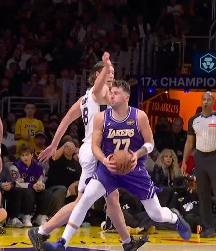 东契奇的得分是换分
用自己的35分换对面的35分
不要被东契奇的得分爆炸力唬住了