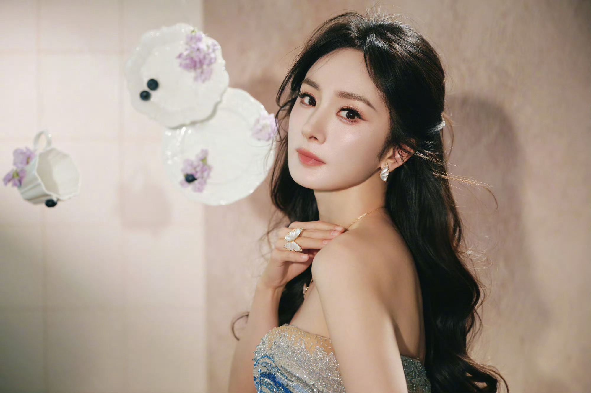 杨幂披肩简直神来的杨幂披肩散发 很神很美啊