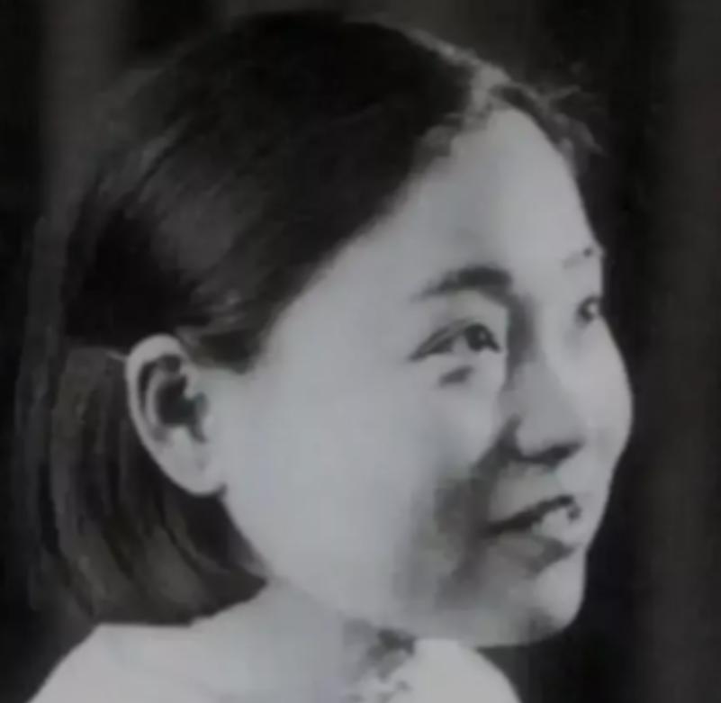 1925年，苏州豪门潘祖年病重。临终前，他支开旁人，只留下20岁的孙媳妇，厚着脸