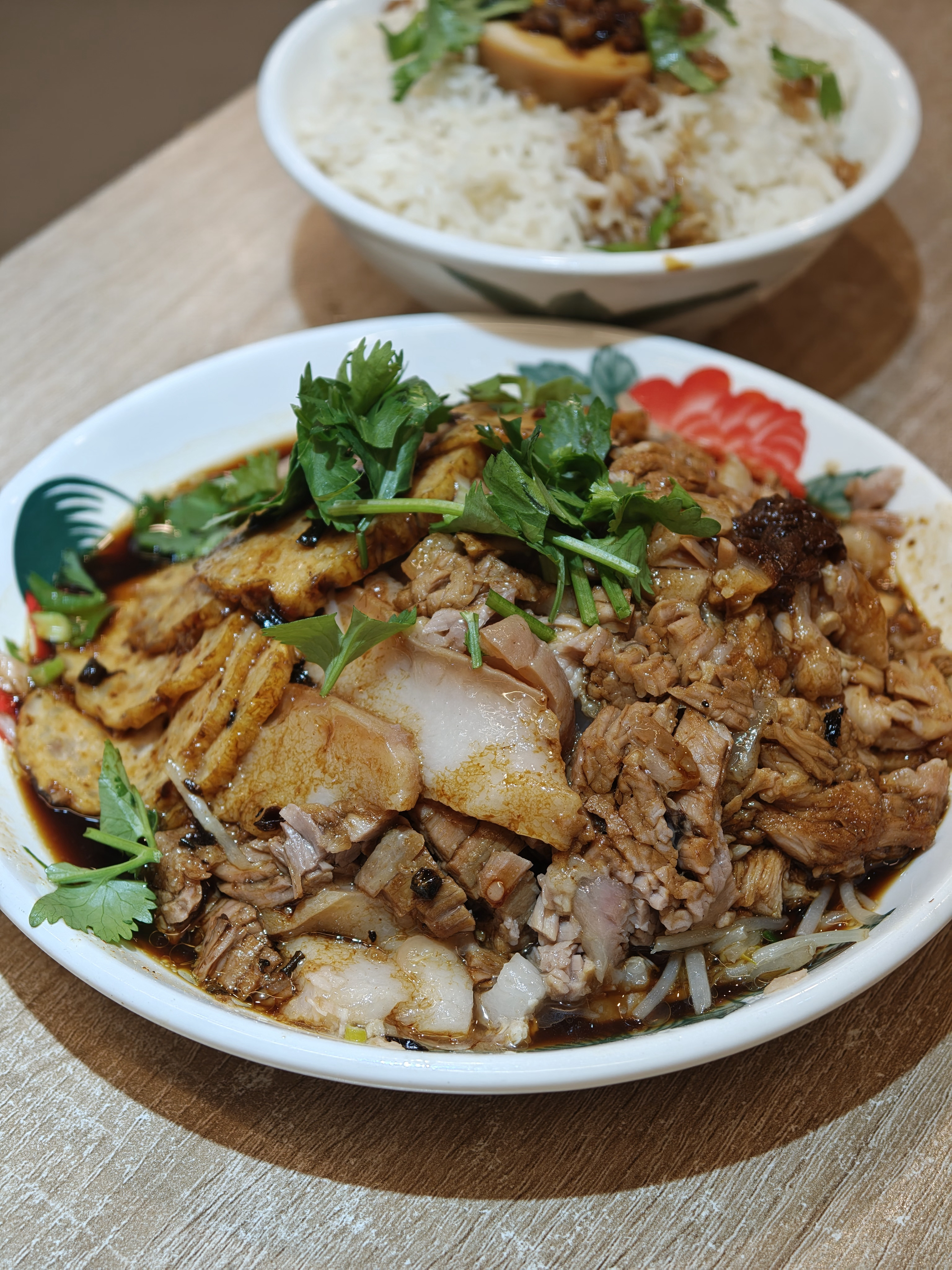今晚吃猪脚饭！整体味道不错，就是偏咸，吃完kuku喝水。 点的是双拼，拼的是肉卷
