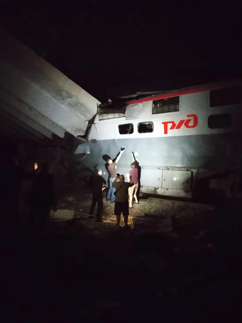 俄罗斯一火车脱轨至少7人死亡 当地时间5月31日晚上10:45左右，俄罗斯布良斯