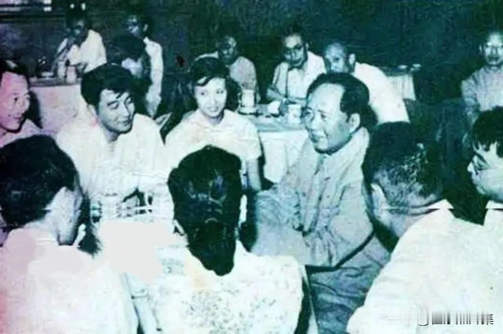 1957年初夏，毛泽东主席视察上海时，在中苏友好大厦接见文艺界和学术界人士后，和