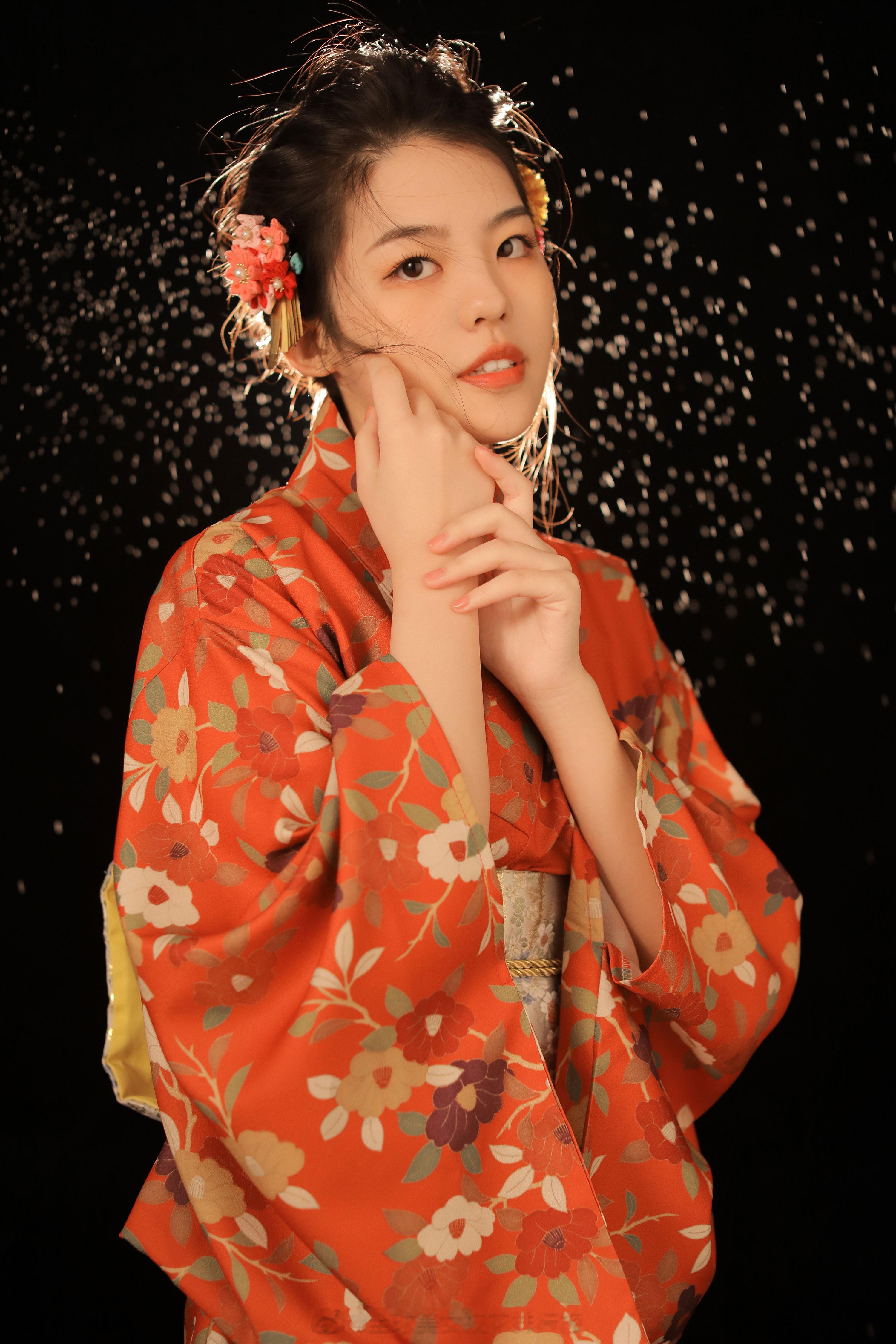 英专生，98年，巨蟹座，身高172cm，喜欢拍照，脾气超好[心] ​​​