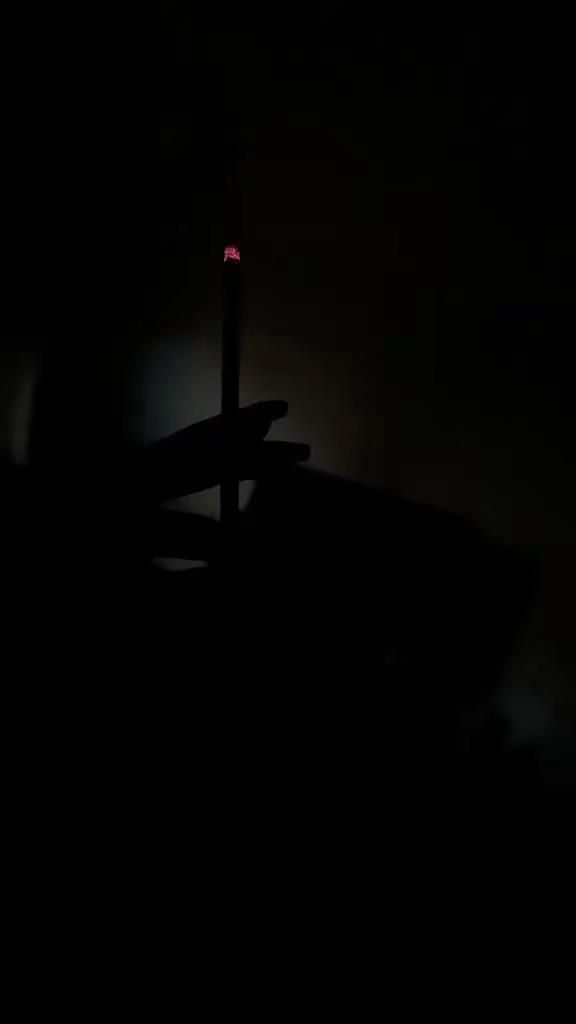 一个不抽烟的女人，手里突然拿着一根烟，别人肯定会说你变了，你学坏了！