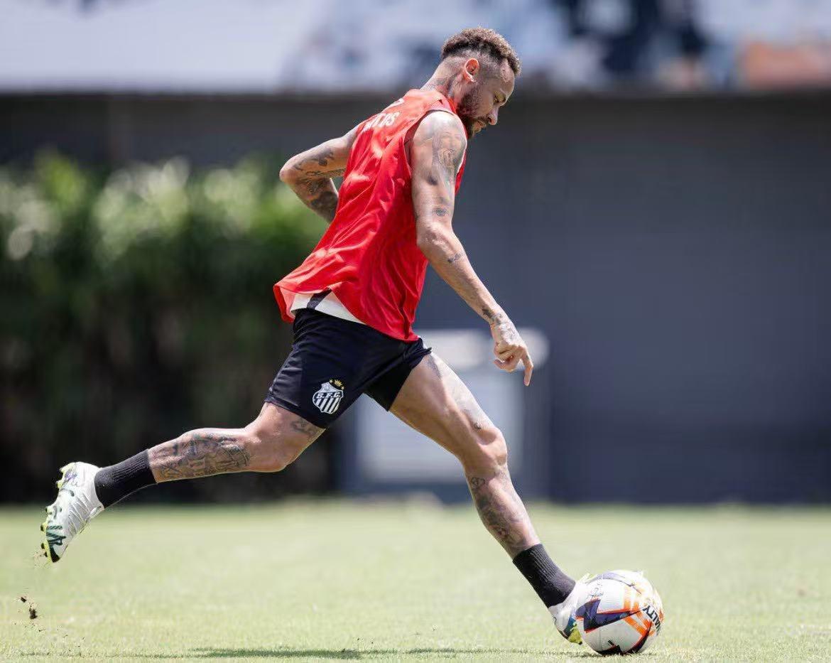 只要内马尔保持身体健康，完全康复，凭借他出众的天赋和实力，肯定能入选巴西国家队去