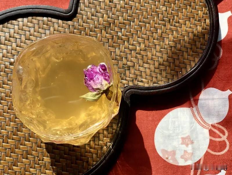 冬日真是个适合好好生活的季节。早上7点，裹着毛绒睡衣煮上一壶陈皮苹果茶，看着窗台